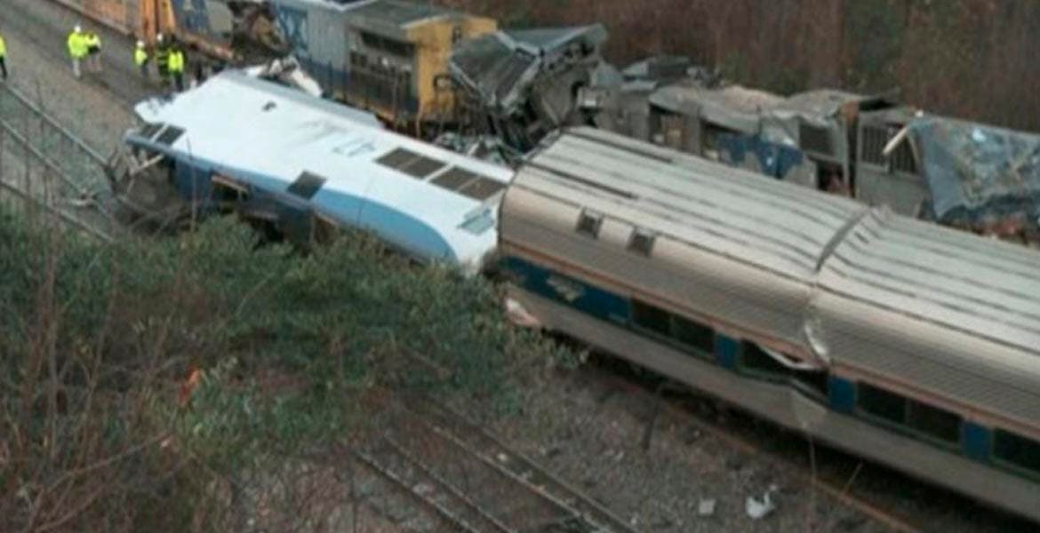 Choque de tren Amtrak deja como saldo 2 muertos y más de 100 heridos
